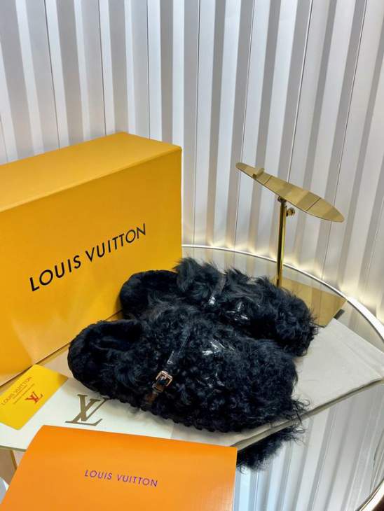 Picture of Louis Vuitton Slippers _SKULVsz35-39mnq1129506